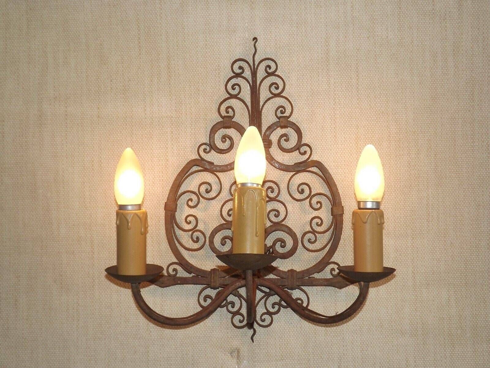 Applique murale à 3 lumières en fer forgé, début du XXe siècle, style médiéval français - Éclairage d'époque. Applique murale médiévale. Fer forgé.