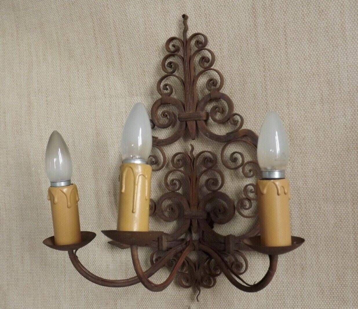 Applique murale à 3 lumières en fer forgé, début du XXe siècle, style médiéval français - Éclairage d'époque. Applique murale médiévale. Fer forgé. photo vinterior