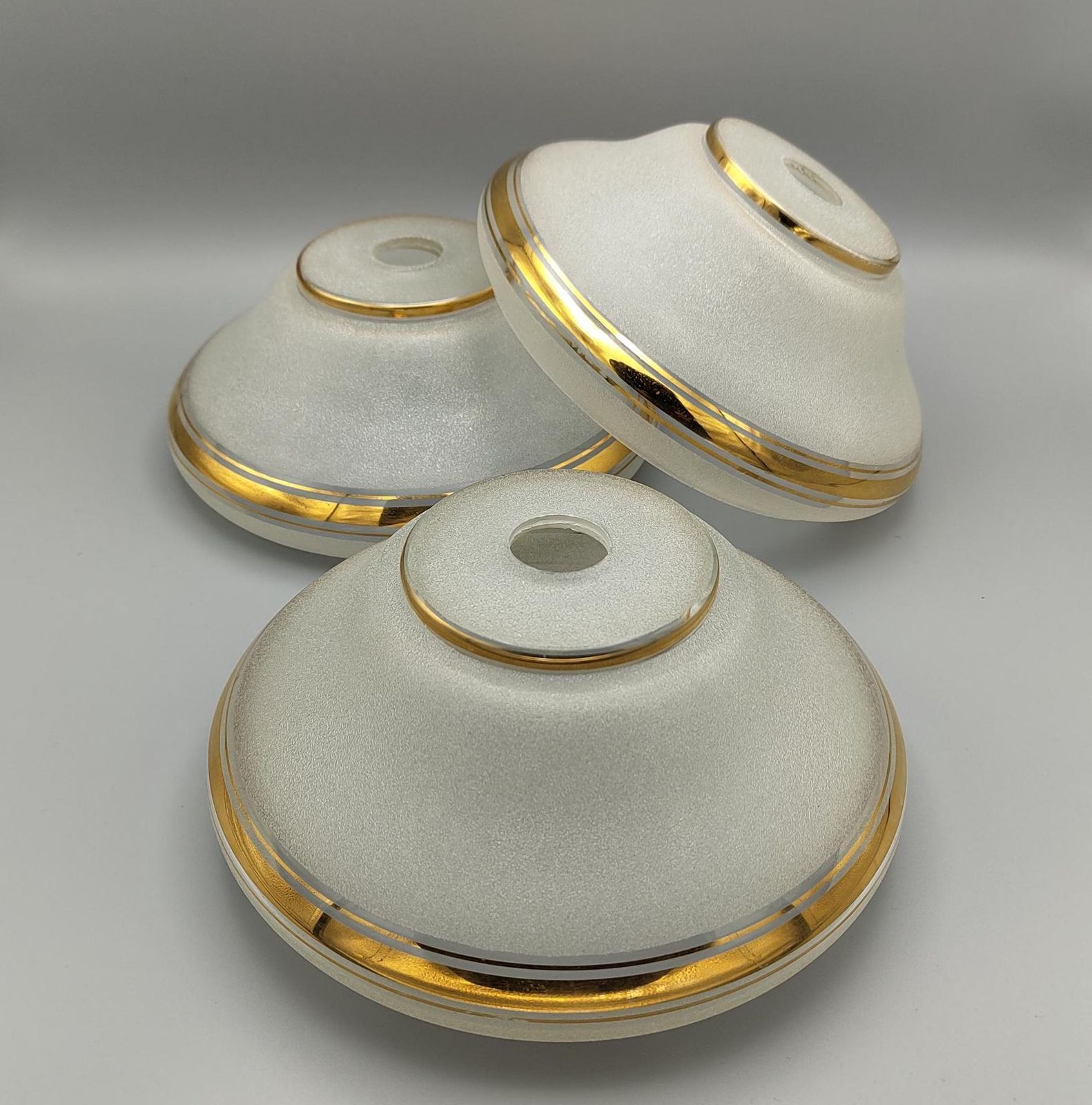Lot de 3 abat-jour de lustre vintage français en verre texturé blanc à bandes dorées - Luminaires vintage français. Abat-jour de lustre vintage. photo furniture