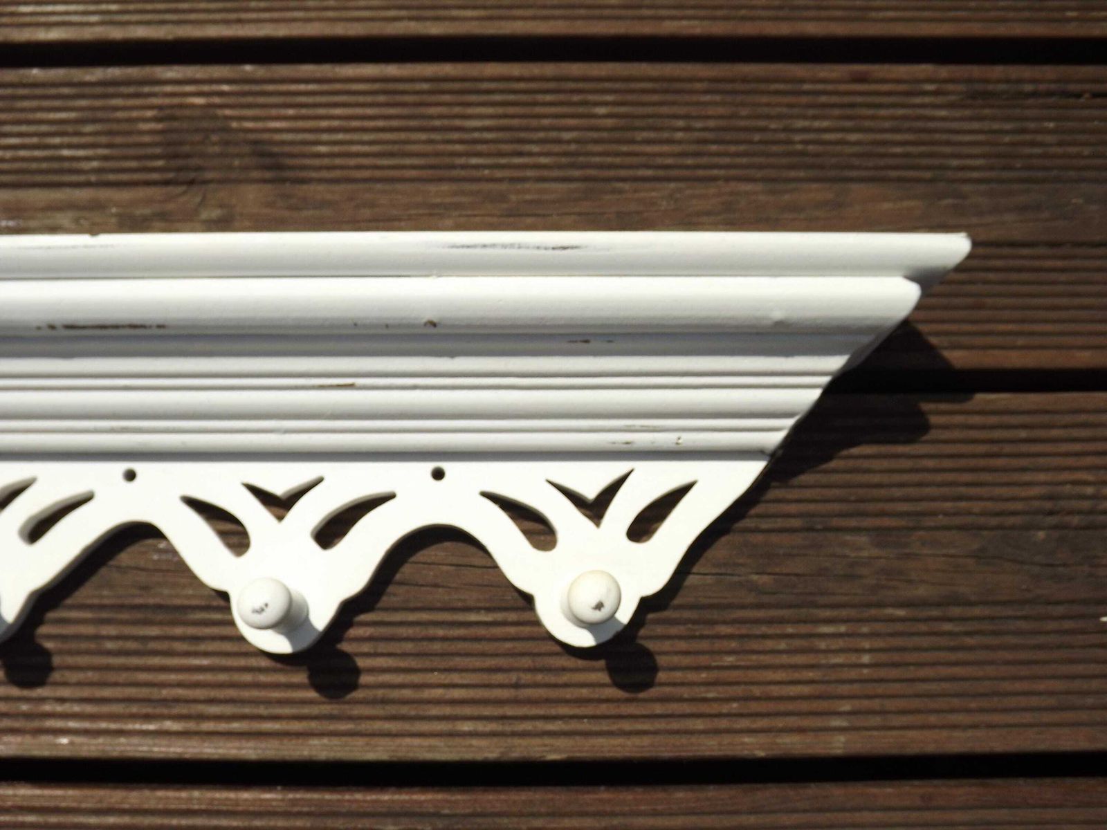 Porte-manteau mural vintage français shabby chic en bois patiné blanc, étagère et 6 patères. photo for sale