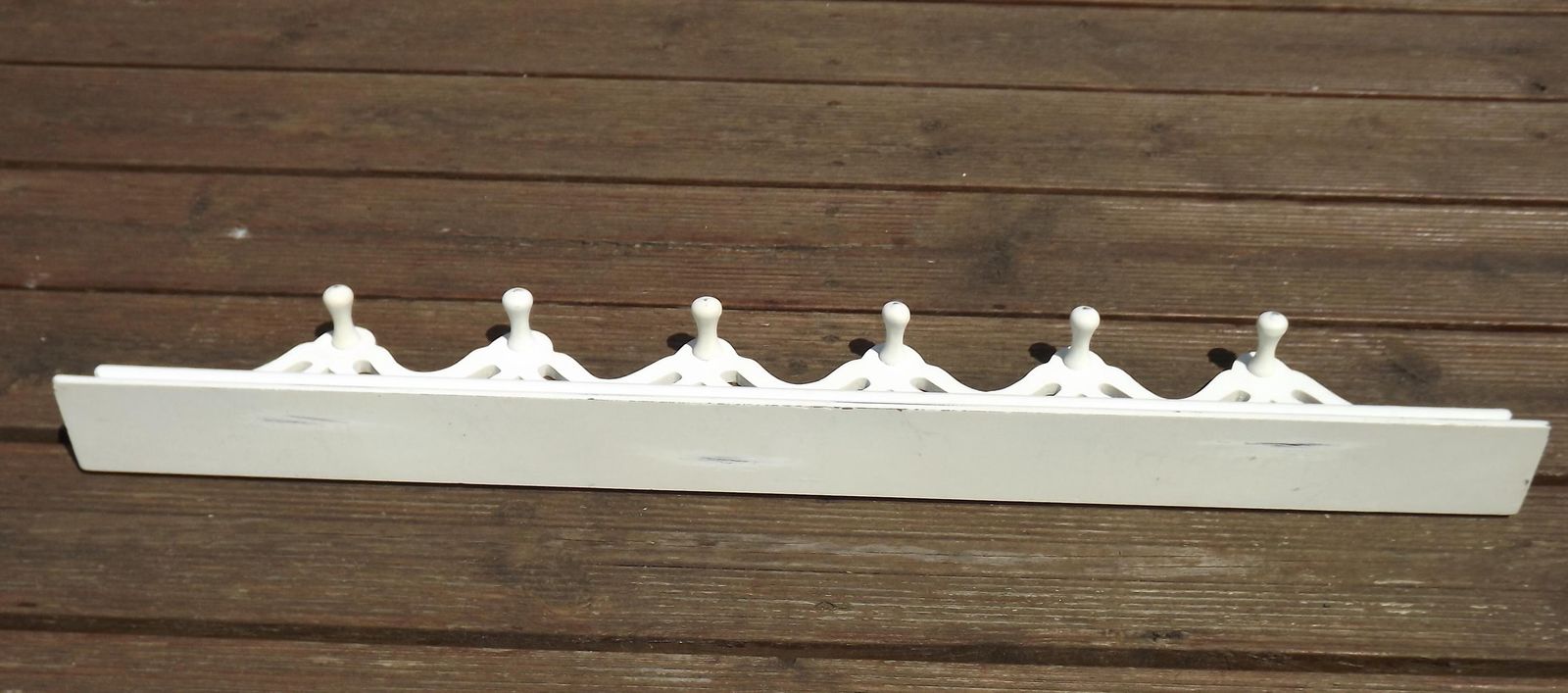 Porte-manteau mural vintage français shabby chic en bois patiné blanc, étagère et 6 patères. photo vinterior