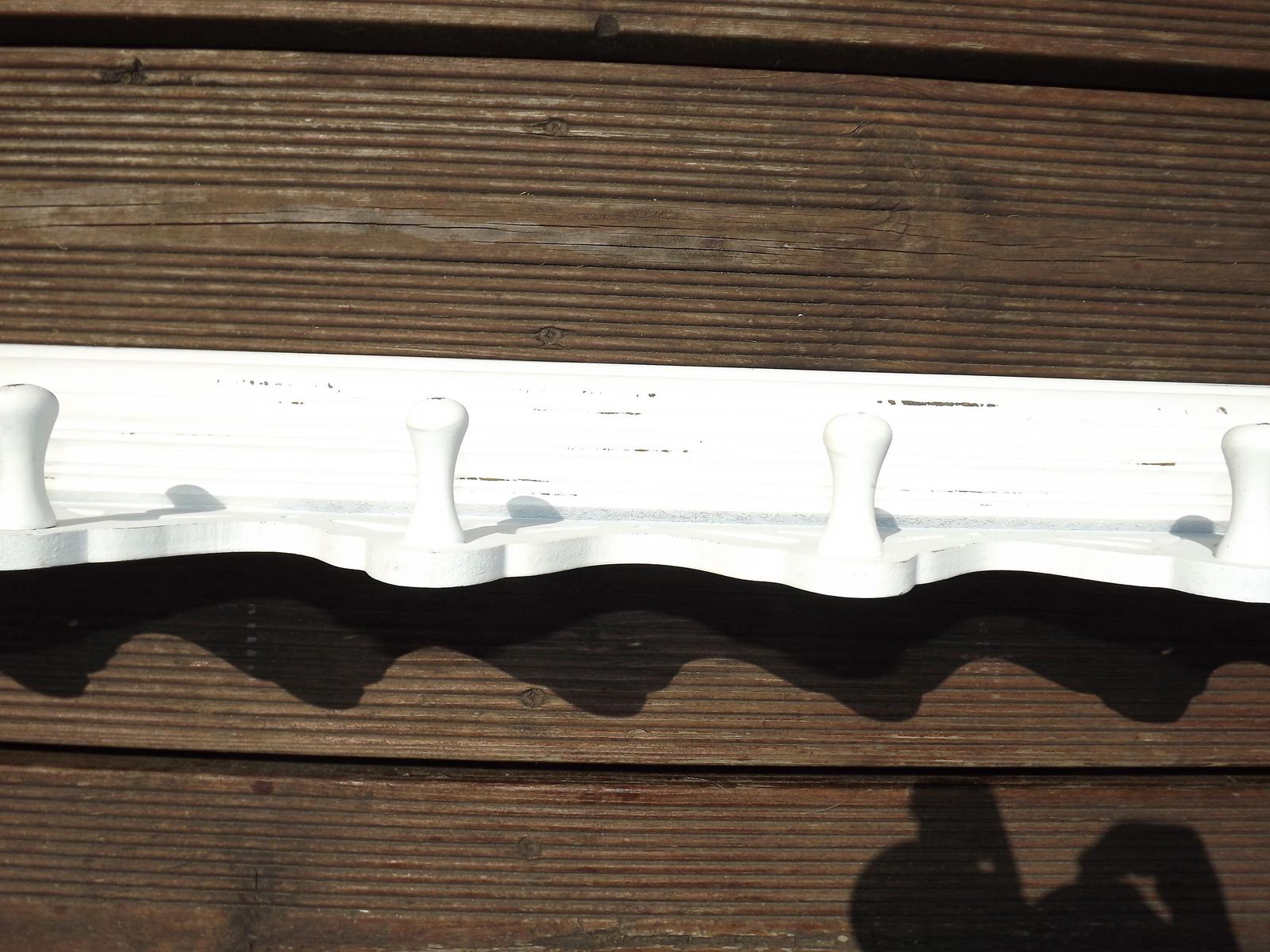 photo for sale Porte-manteau mural vintage français shabby chic en bois patiné blanc, étagère et 6 patères.