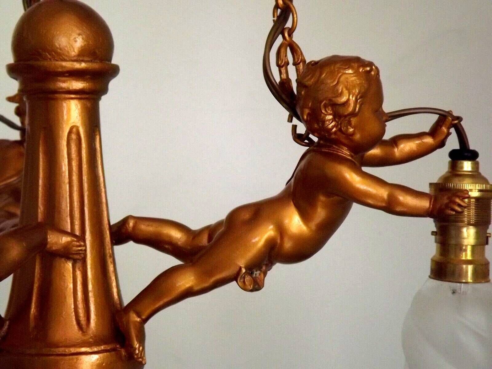 Lustre vintage français aux chérubins, spelter doré antique, 3 lumières. Lustre de style Rococo français aux anges putti. Lustre chérubin photo vinterior