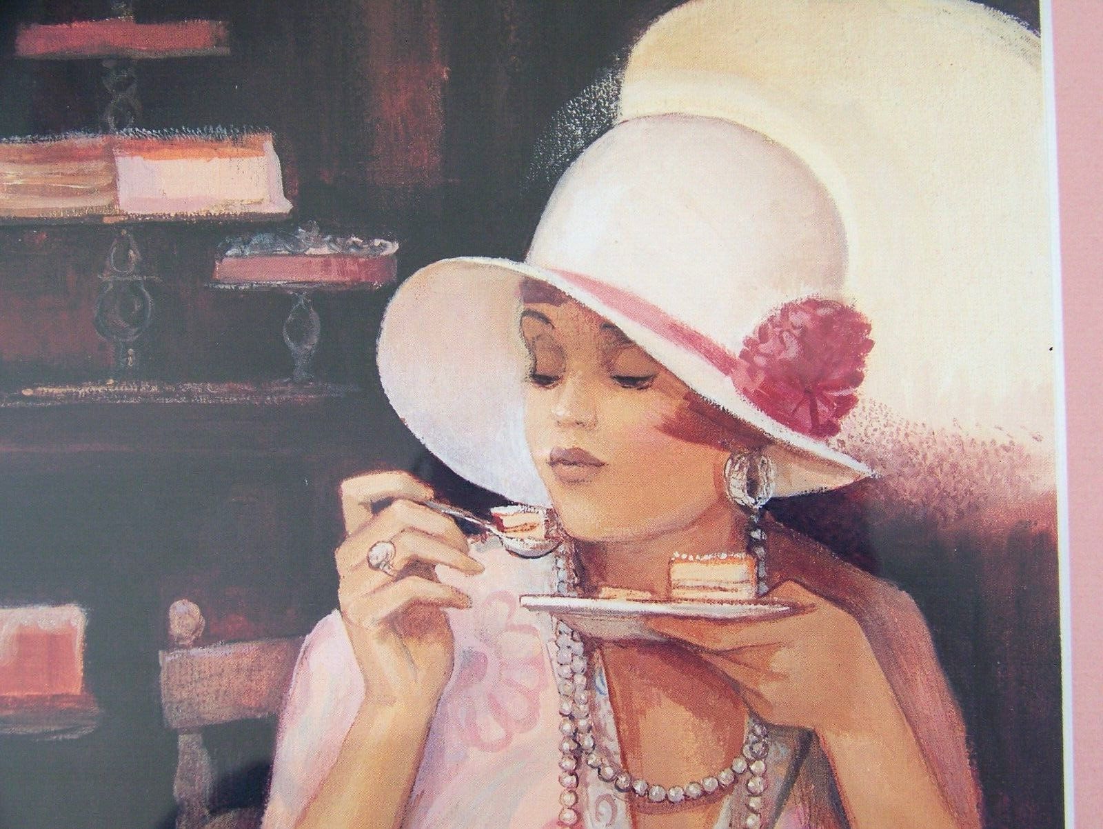 Vintage Parijse Modeprent, Gesigneerd Peltriaux, In Houten Lijst — Frans Vintage Kunstwerk. Bernard Peltriaux, Dame In Café Terwijl Ze Taart Eet. photo buy