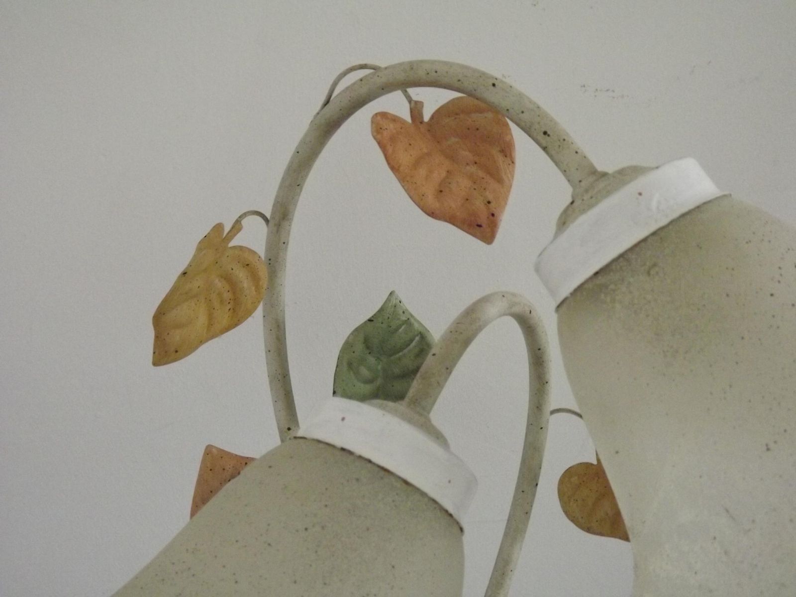 Franse Vintage Toleware Tafellamp Met Twee Lichtpunten, Herfstbladeren En Glazen Kappen — Franse Vintage Verlichting. Bureaulamp. Nachttafellamp. Vintage Lamp. photo vintage