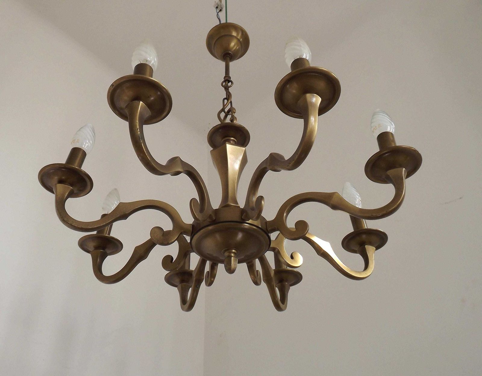Lustre vintage mid-century modern français, 8 lumières, métal effet bronze - Éclairage vintage français. Grand lustre 8 lumières photo for sale