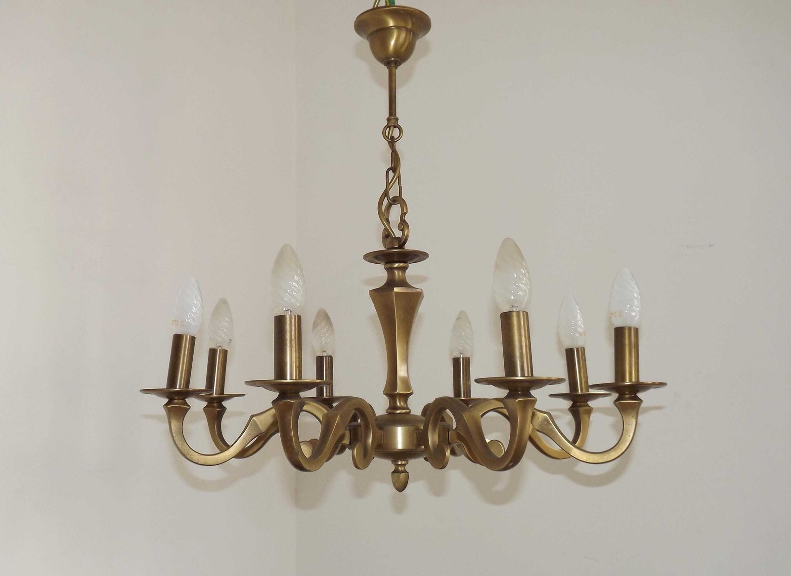 Franse Vintage Mid Century Modern Kroonluchter – 8 Lichts Kroonluchter In Brons Effect Metaal | Franse Vintage Verlichting. Grote 8 Lichts Kroonluchter photo Verlichting