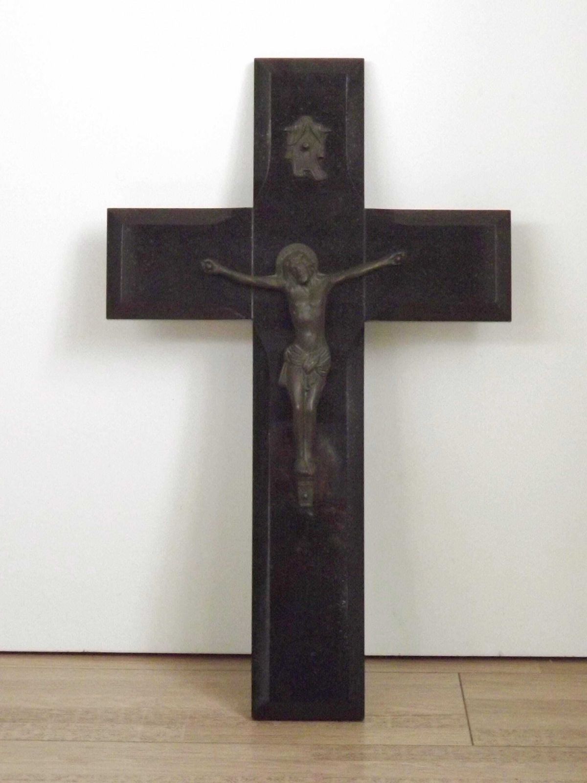 Grand crucifix Art déco français en marbre noir avec figure du Christ en régule à effet bronzé et plaque INRI, grand crucifix français en marbre noir. photo furniture