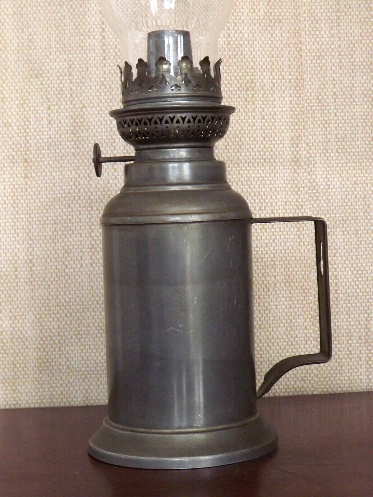 photo furniture Franse Antieke Olielantaarn Met Tinnen Voet En Helder Glazen Kap   Frans Antiek. Antieke Tinnen Olielantaarn. Hanglantaarn.