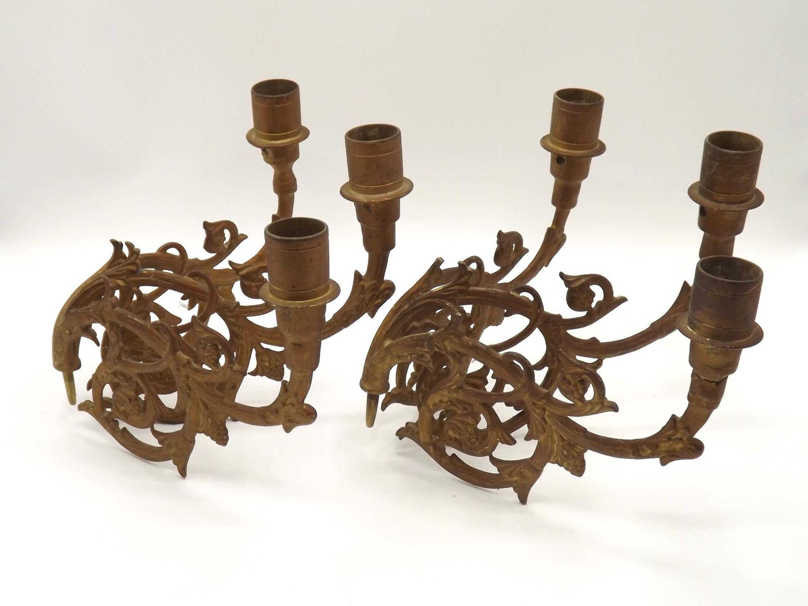 Paire de grandes appliques d'époque à trois bras en bronze doré pour piano   Luminaires d'époque français. Appliques murales. Appliques bougeoirs en bronze. photo vinterior