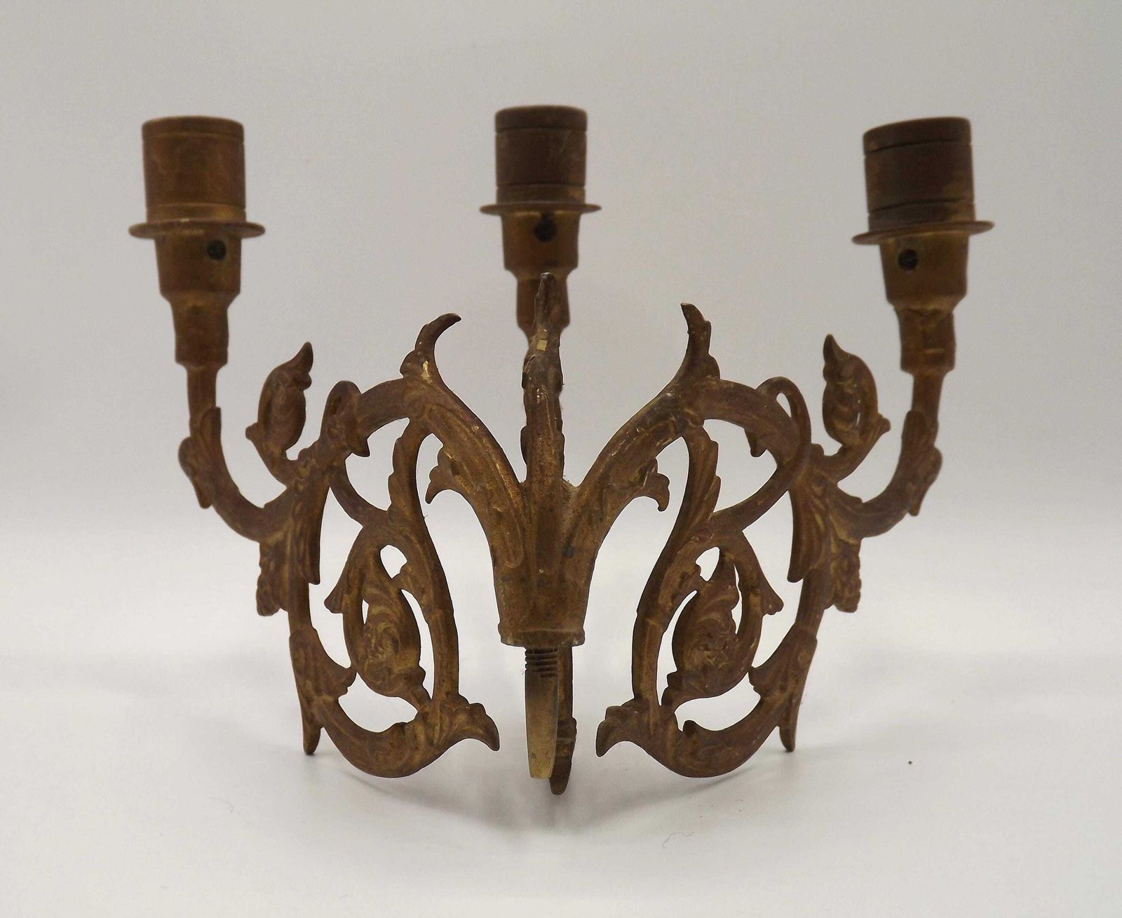 photo furniture Paire de grandes appliques d'époque à trois bras en bronze doré pour piano   Luminaires d'époque français. Appliques murales. Appliques bougeoirs en bronze.