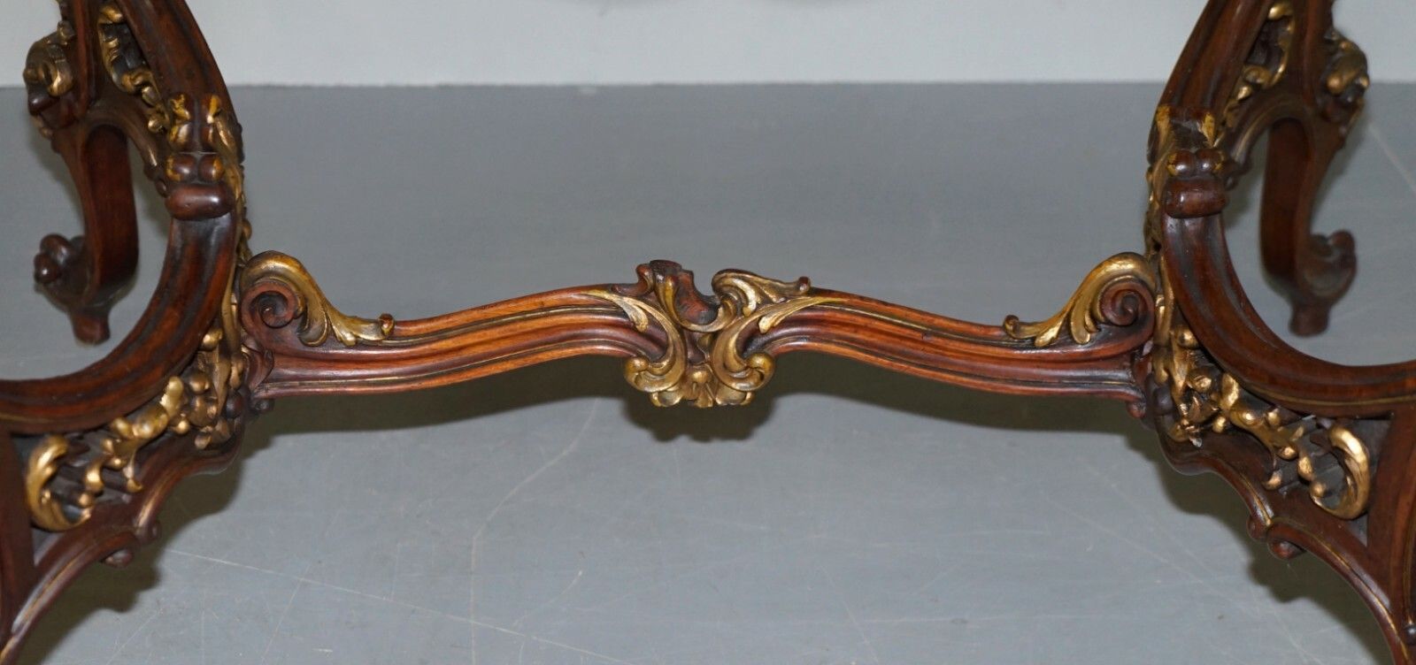 Lovely Circa 1900 Late Victorian French Pine Brown Leather Gold Gilt Desk Table photo vinterior