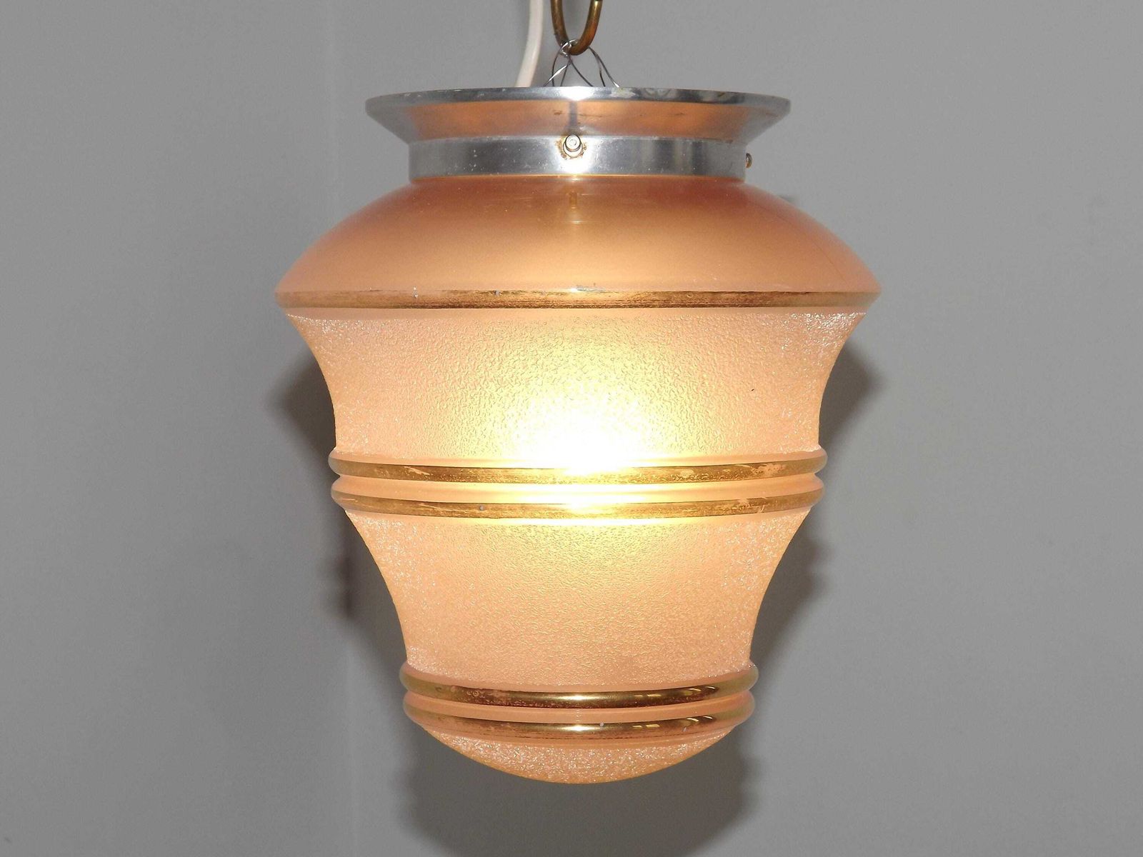 Roze & Gouden Art Deco Glazen Kap Plafondlamp Met Zilveren Fitting – Frans Vintage Verlichtingsstuk. Franse Art Deco Hanglamp Met Stekker. photo furniture