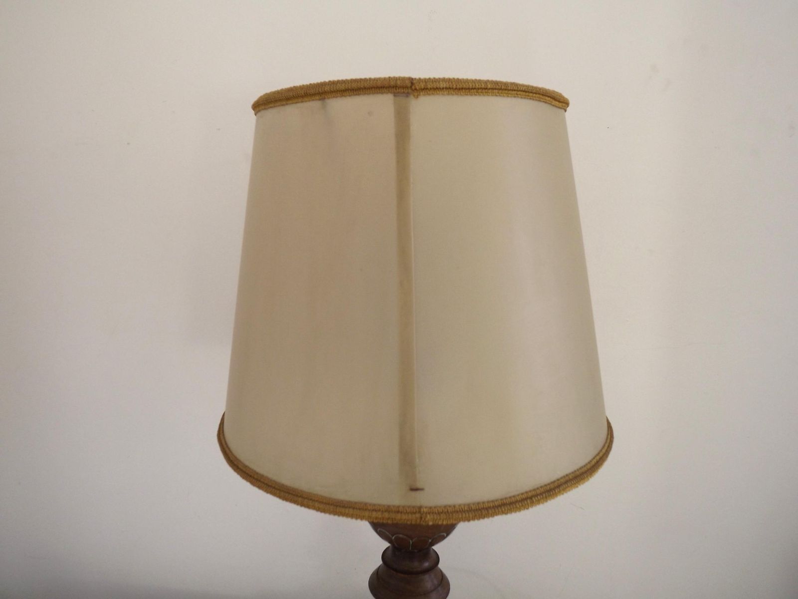 Franse Mid Century Lamp Met Gedraaid Hout En Koper, Handgeschilderde Kap | Frans Vintage Verlichtingsstuk. Handgeschilderde Kap Met Perzik  En Bladmotief photo 90.0