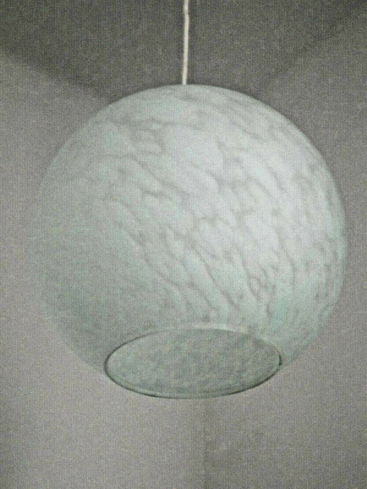 Suspension vintage française, abat-jour boule en verre Clichy blanc - Luminaire vintage français. Lampe boule. Suspension. photo furniture
