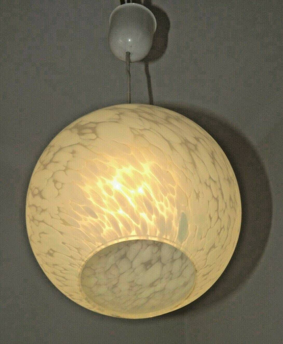 Suspension vintage française, abat-jour boule en verre Clichy blanc - Luminaire vintage français. Lampe boule. Suspension. photo for sale