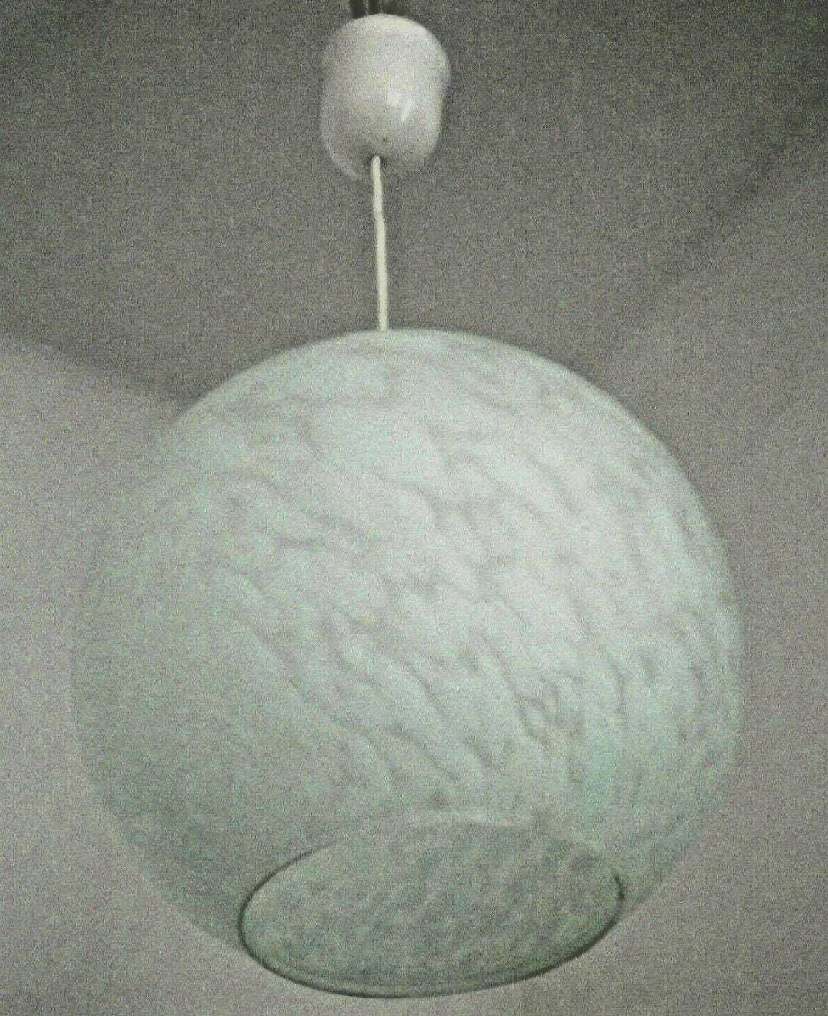 Suspension vintage française, abat-jour boule en verre Clichy blanc - Luminaire vintage français. Lampe boule. Suspension. photo Luminaires