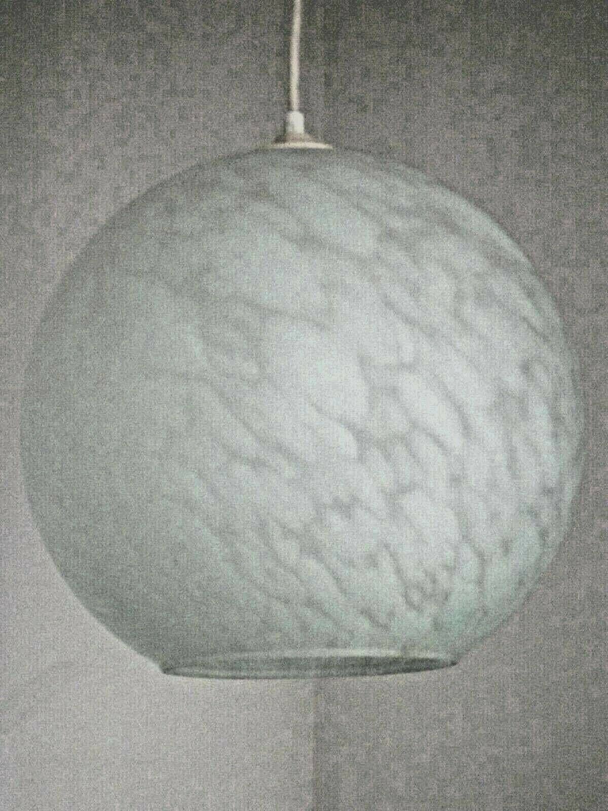 photo for sale Suspension vintage française, abat-jour boule en verre Clichy blanc - Luminaire vintage français. Lampe boule. Suspension.