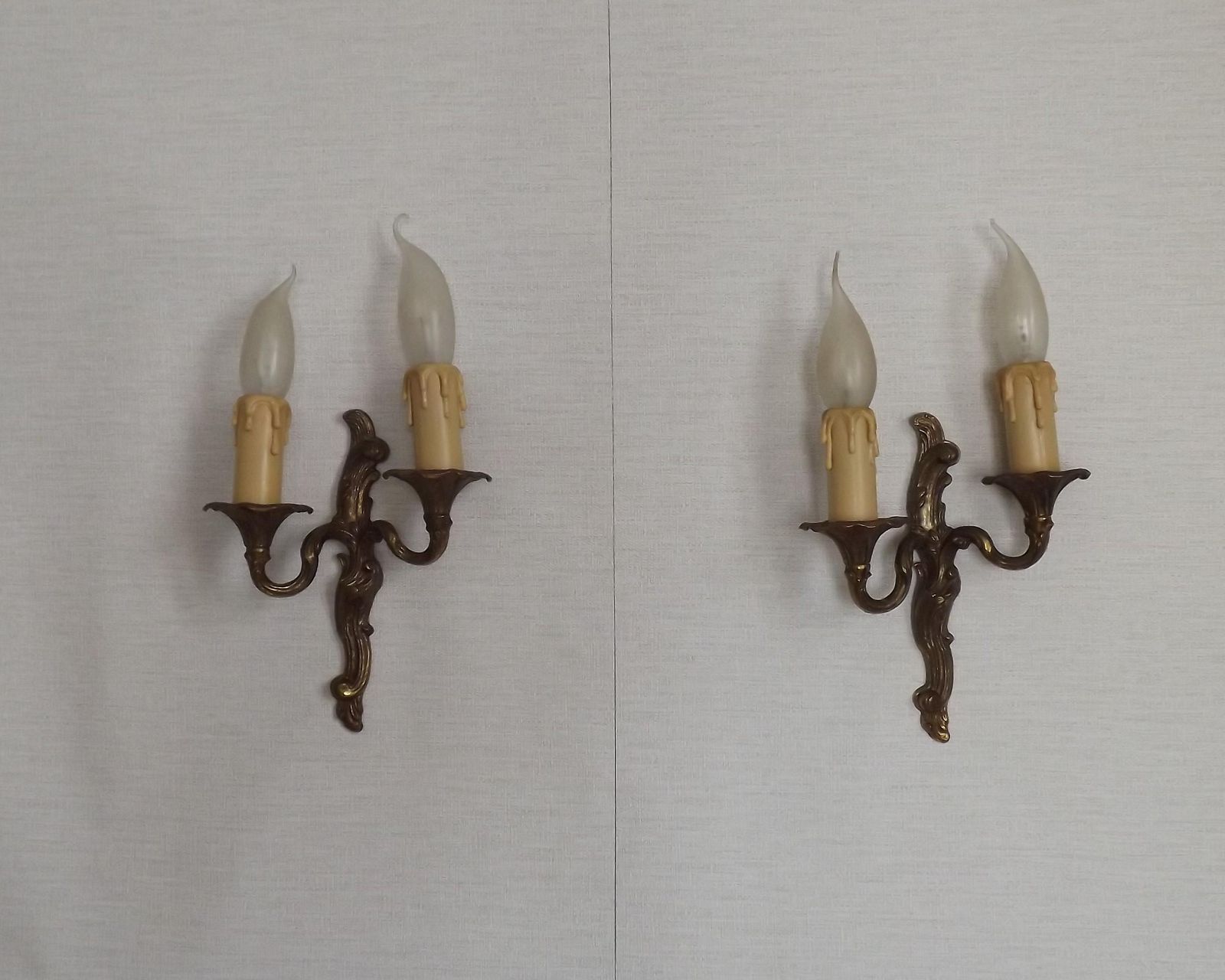 photo furniture Paire d'appliques murales doubles vintage en bronze avec détail de feuilles d'acanthe   Luminaires vintage français. Paire de petites appliques à feuilles d'acanthe.