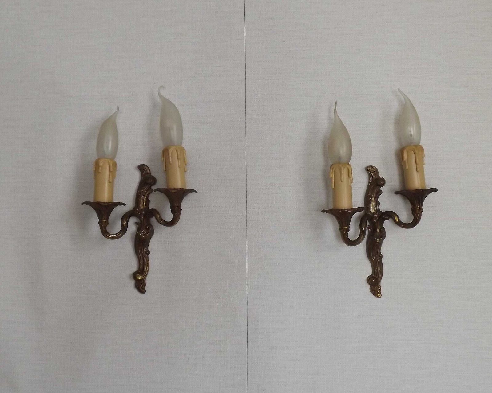 photo for sale Paire d'appliques murales doubles vintage en bronze avec détail de feuilles d'acanthe   Luminaires vintage français. Paire de petites appliques à feuilles d'acanthe.