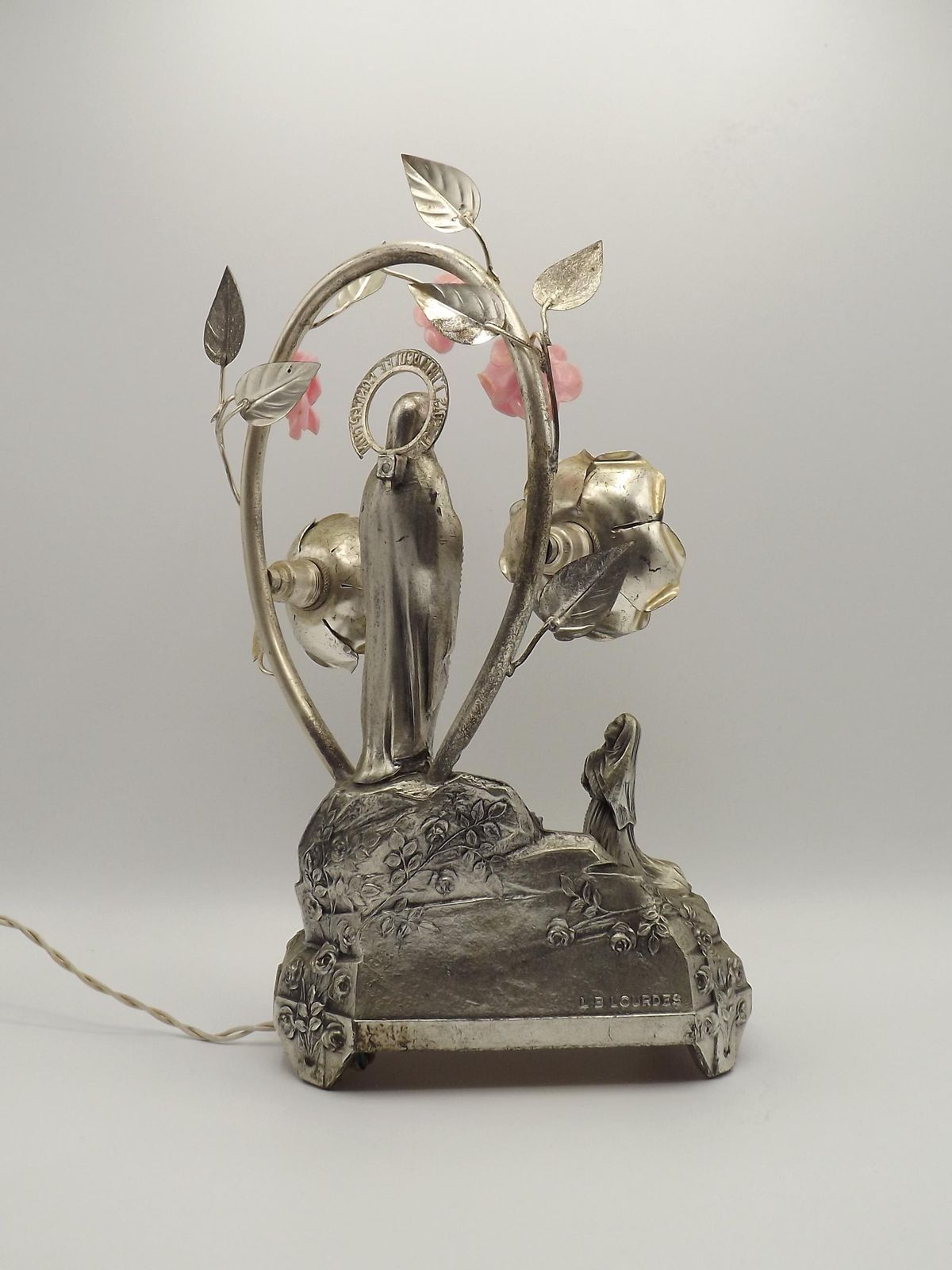 Vintage Franse Spelter Tafellamp Met Onze Lieve Vrouw Van Lourdes, Muziekdoos, Twee Lichtpunten En Rozendetail — Religieuze Lamp Uit Lourdes. Souvenir Uit Lourdes. photo vintage