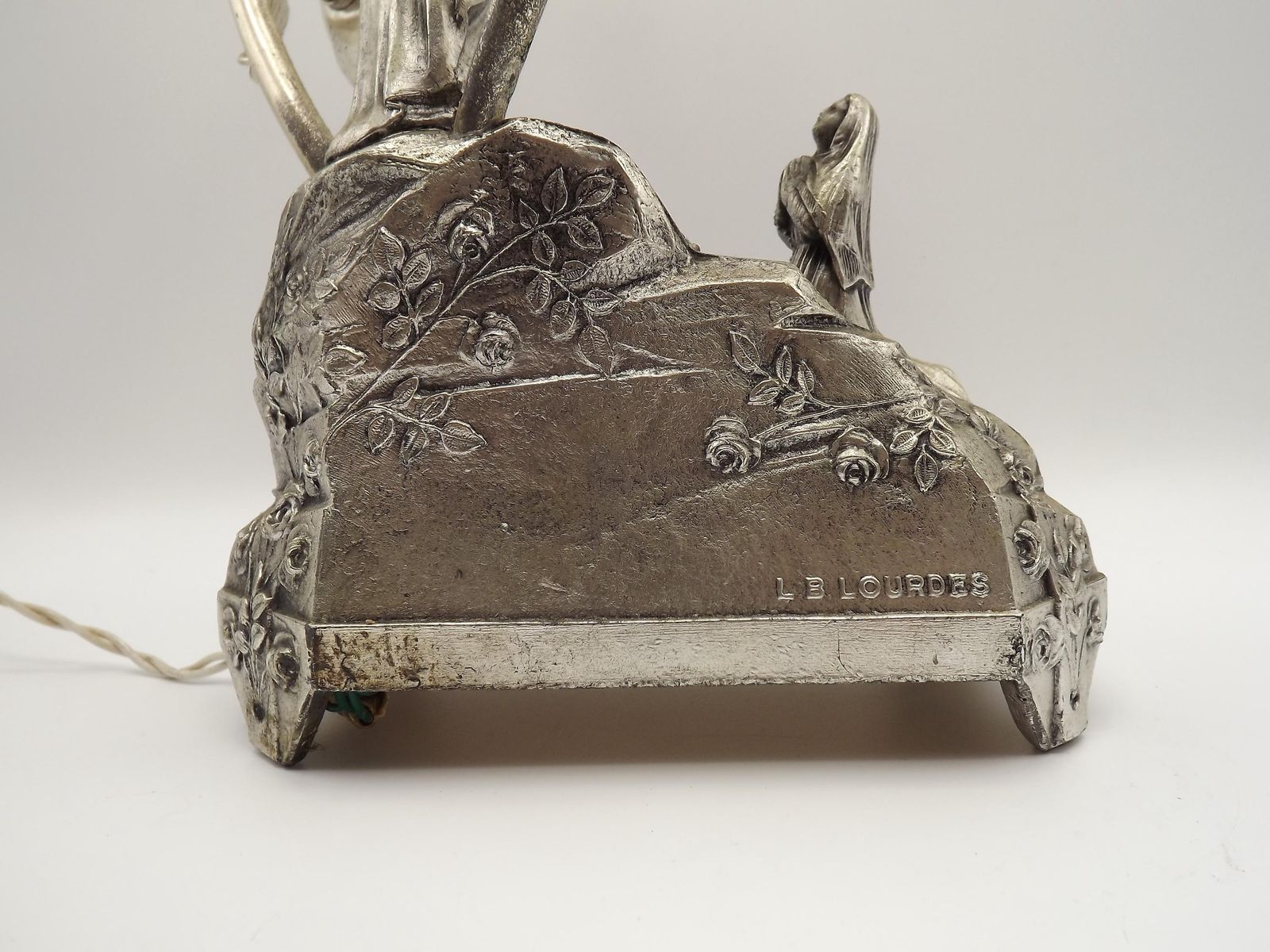 photo furniture Vintage Franse Spelter Tafellamp Met Onze Lieve Vrouw Van Lourdes, Muziekdoos, Twee Lichtpunten En Rozendetail — Religieuze Lamp Uit Lourdes. Souvenir Uit Lourdes.