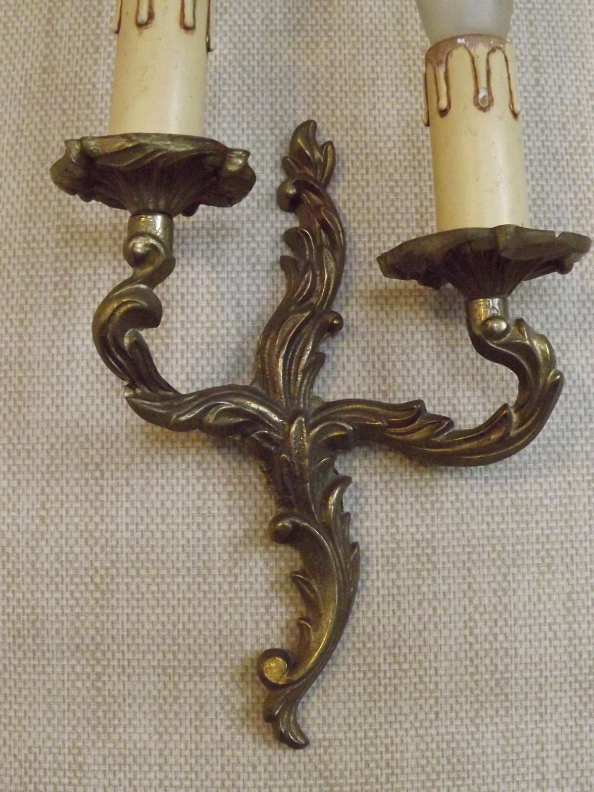 Elegante Vintage Franse Bronzen Dubbele Wandlampen – Acanthusbladdetail, Klassieke Rococo Stijl | Franse Vintage Wandlampen In Brons photo buy