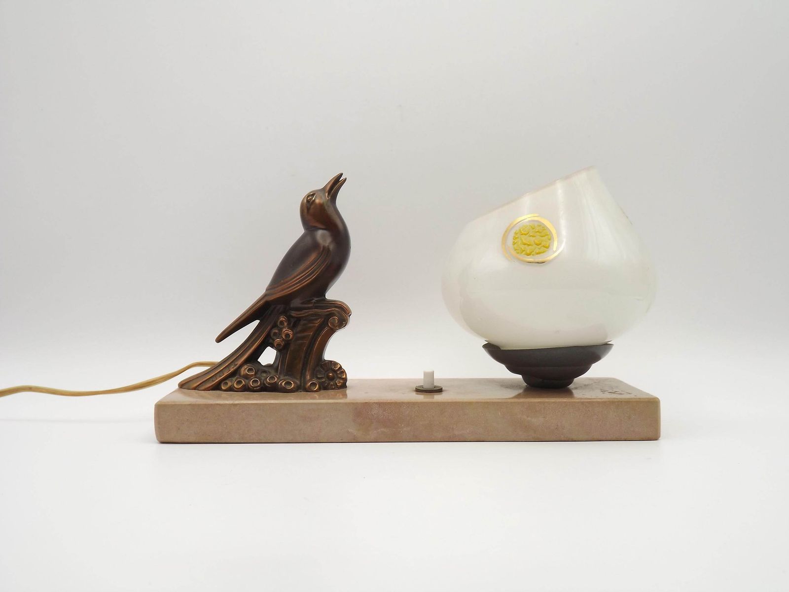 Lampe de table Art déco française Tedd, oiseau en bronze, base en marbre et abat-jour blanc à motifs. Lampe de chevet.