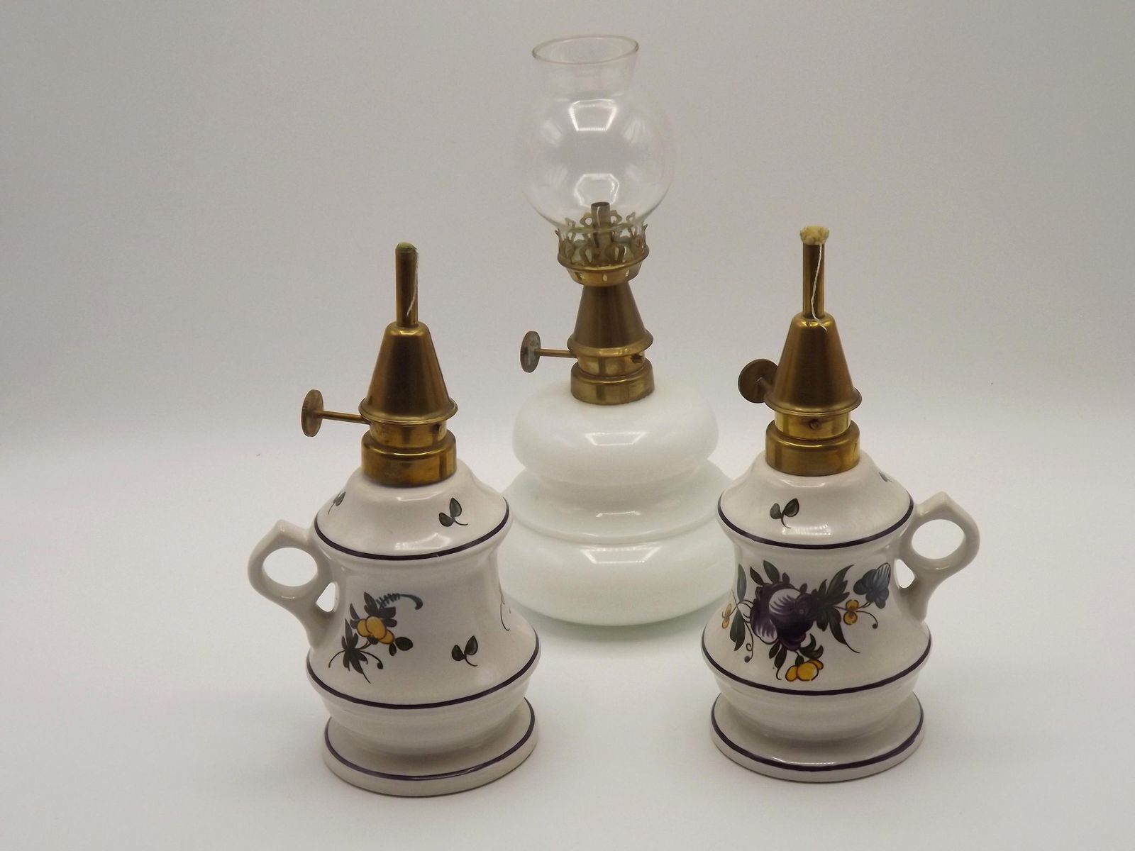 Set Van 3 Vintage Franse Kleine Keramische En Glazen Olielampen   Set Van 3 Kleine Mid Century Olielampen. Restauratieproject. Onderhoud Vereist