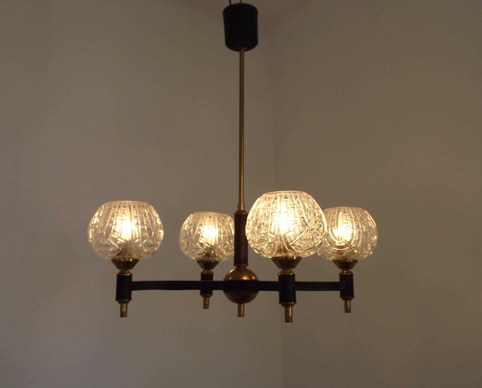 Franse Vintage Mid Century Zwart & Goud 4 Armige Hanglamp Met Helder Geslepen Glazen Kappen – Jaren 1950/60 | Franse Vintage Verlichting. Retro Verlichting. photo furniture