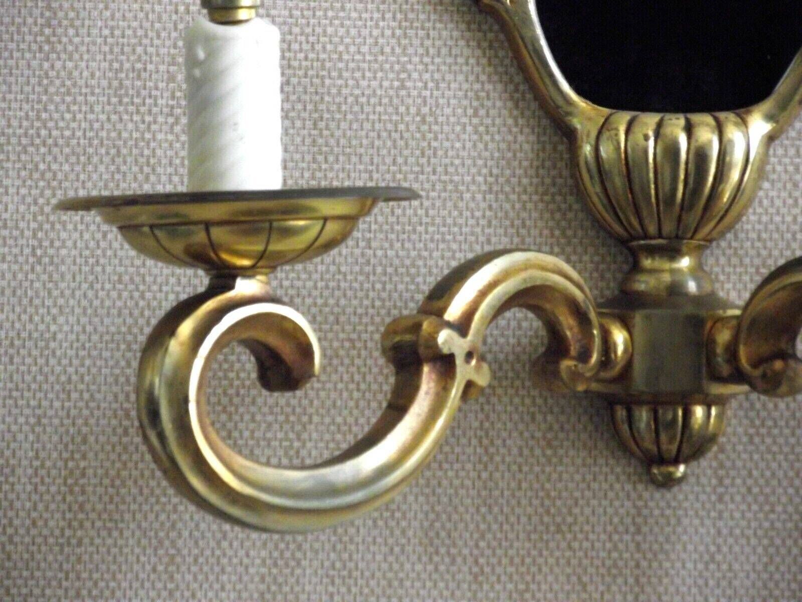 Paire d'appliques murales Art déco françaises en laiton et miroir - Luminaires d'époque à double bras.   Luminaires d'époque français.Plaques de fond en miroir photo 250.0