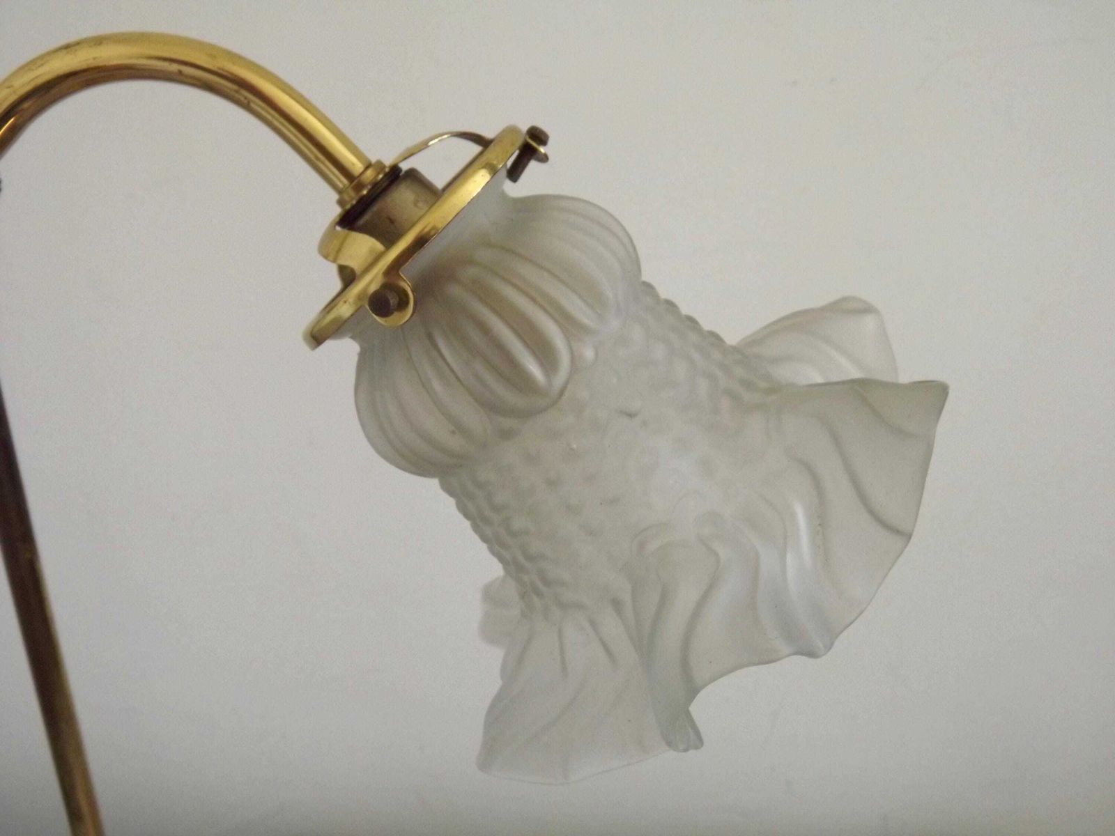 Franse vintage tafellamp met ganzenhals, messing armatuur en wit gepatroneerde opaalglazen kap — Franse vintage verlichting. Tafellamp. Nachtkastlamp. Bureaulamp. photo Verlichting