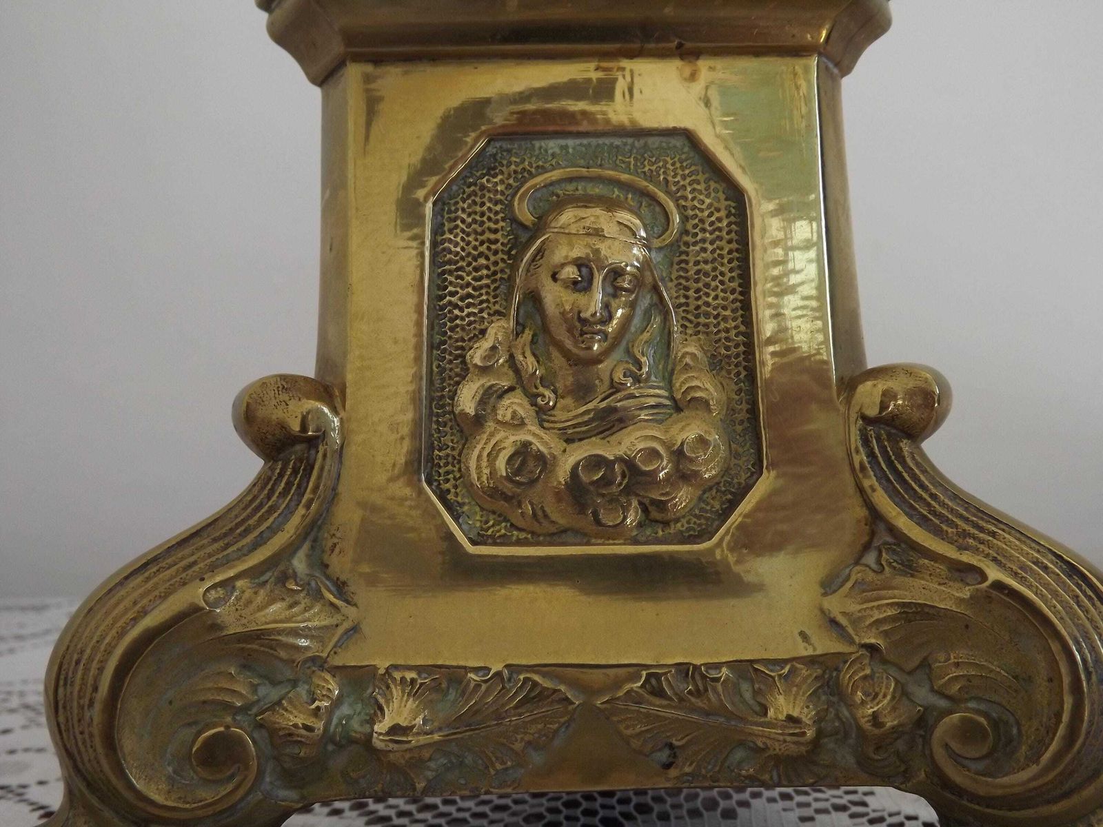 Bougeoir d'église d'époque en laiton, pieds en forme de lions et motifs religieux - Antiquité française. Bougeoir d'église. Chandelier d'autel. photo furniture