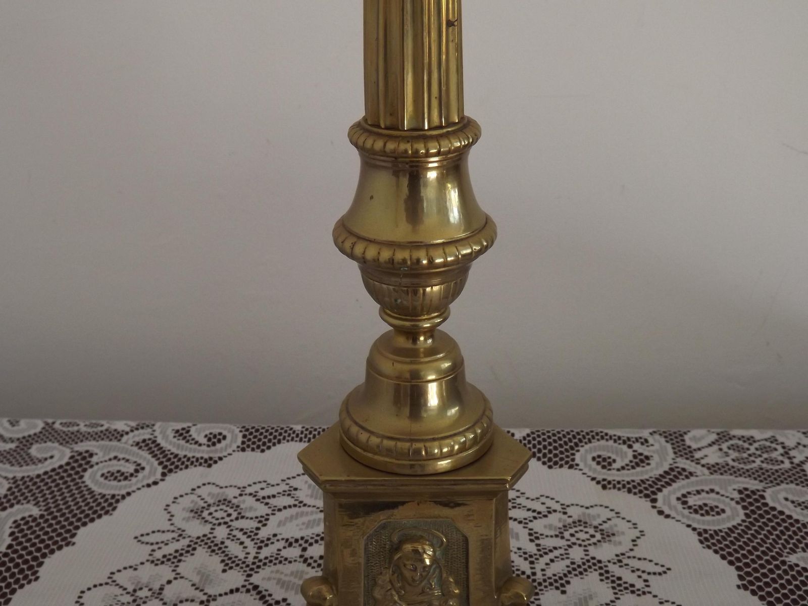 Bougeoir d'église d'époque en laiton, pieds en forme de lions et motifs religieux - Antiquité française. Bougeoir d'église. Chandelier d'autel. photo vintage