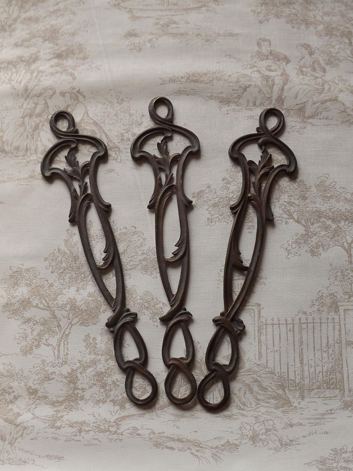 Set van 3 Art Nouveau antiek bronzen grote kroonluchter hangschakels – Frans antiek verlichtingsonderdeel. Krul- en bladmotief. Kroonluchterrestauratie. photo furniture