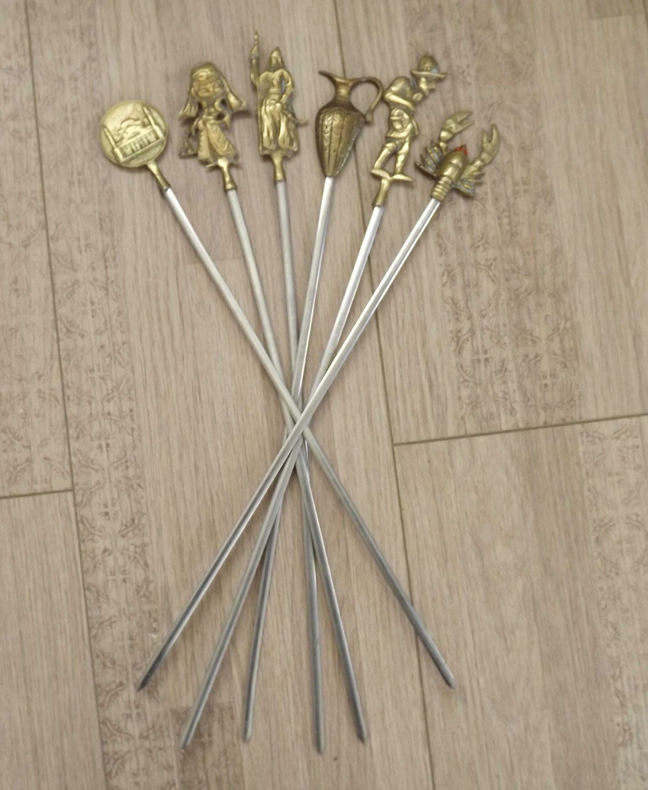 Lot de 6 brochettes décoratives turques en laiton et inox pour kebab et barbecue. Brochettes de barbecue aux motifs assortis. Brochettes à viande. Ustensiles de cuisine photo furniture