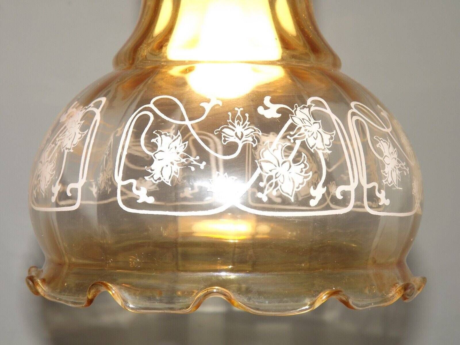 photo for sale Plafonnier vintage français en verre ambré signé Vianne, élégance florale à bord festonné - Luminaires vintage français. Plafonnier signé.