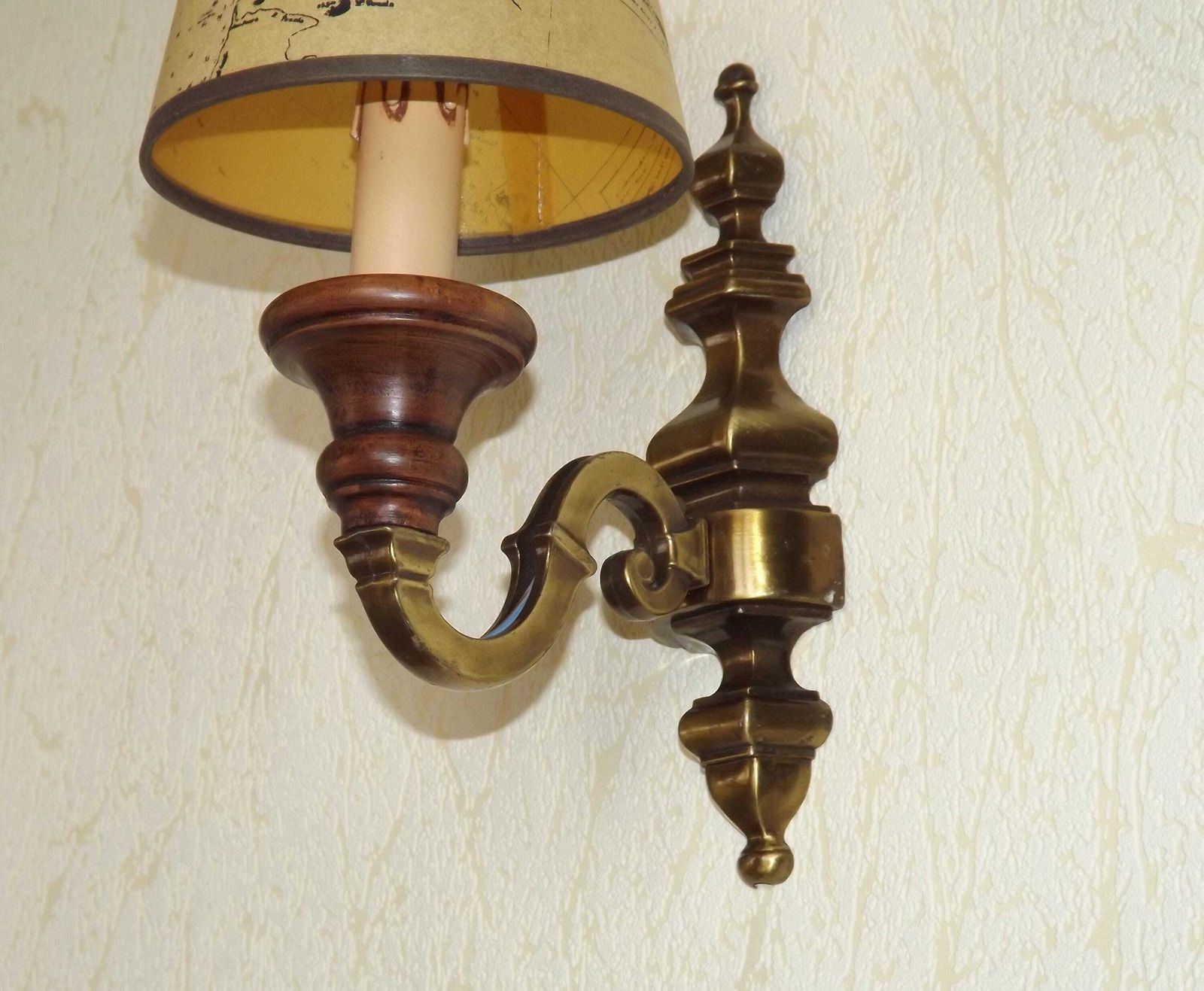 Applique murale vintage française à effet bronze, abat-jour en carton, style traditionnel - Luminaires vintage français. Luminaires mid-century. Applique murale simple photo Luminaires