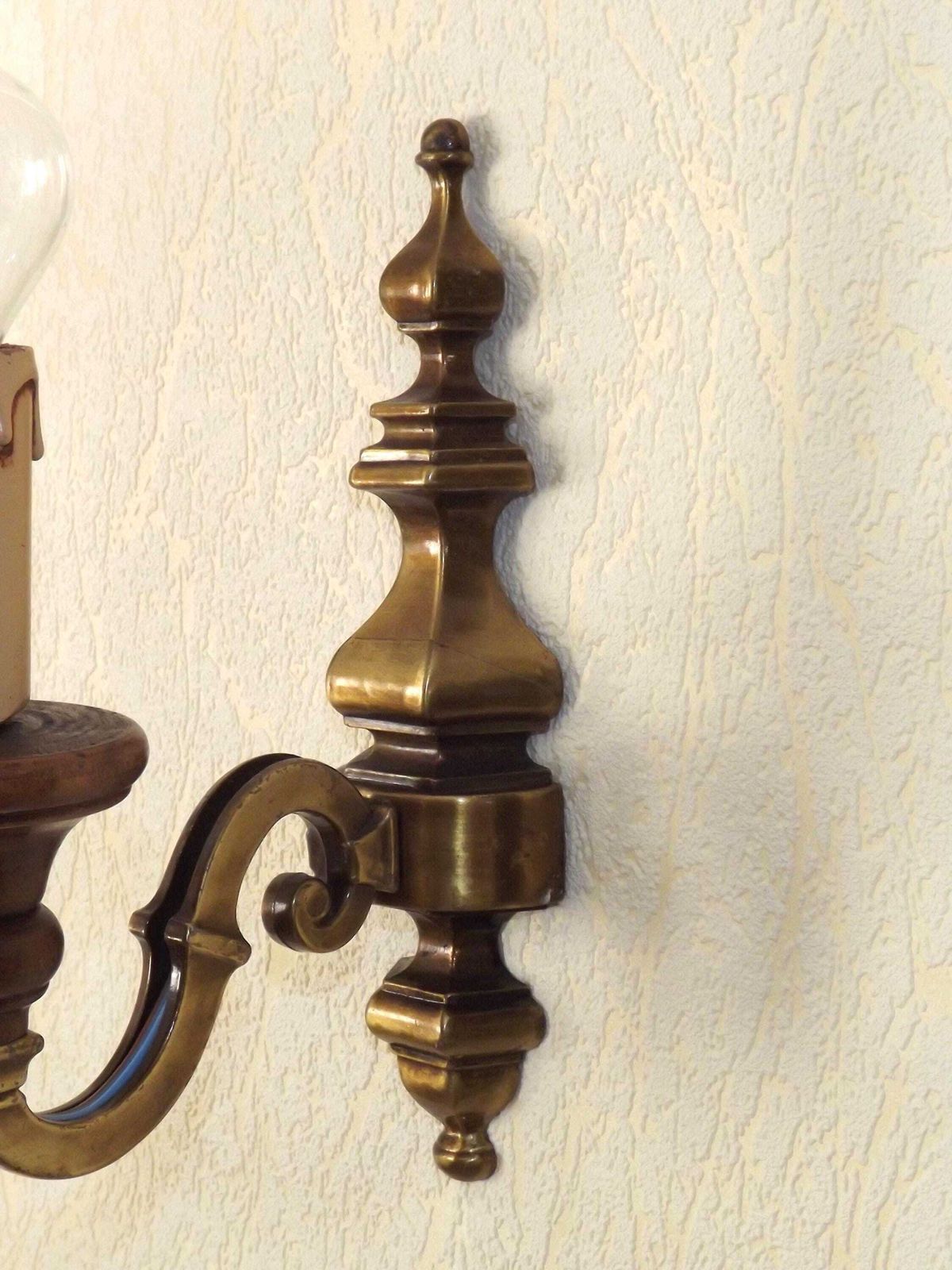 Applique murale vintage française à effet bronze, abat-jour en carton, style traditionnel - Luminaires vintage français. Luminaires mid-century. Applique murale simple photo vinterior