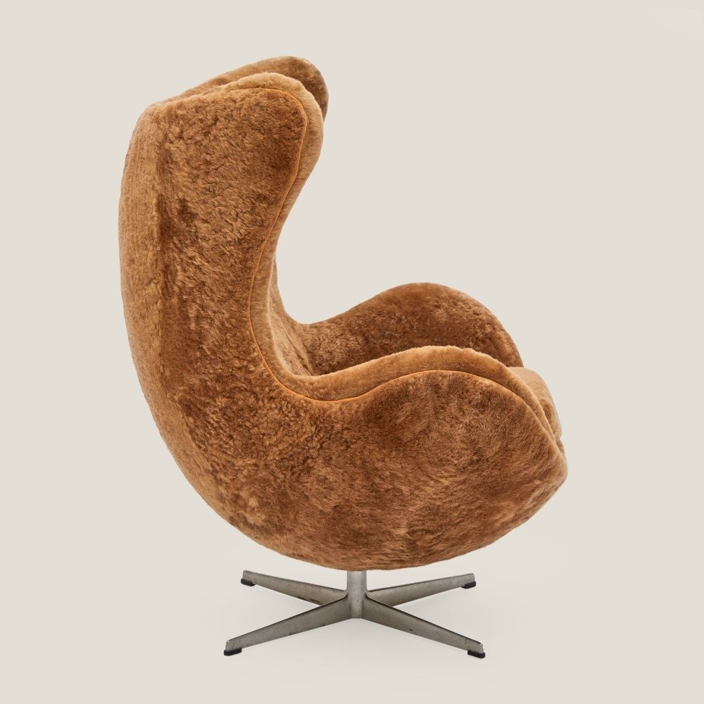 Pair Of Camel Egg Armchairs And Ottoman – Arne Jacobsen photo Furniture
