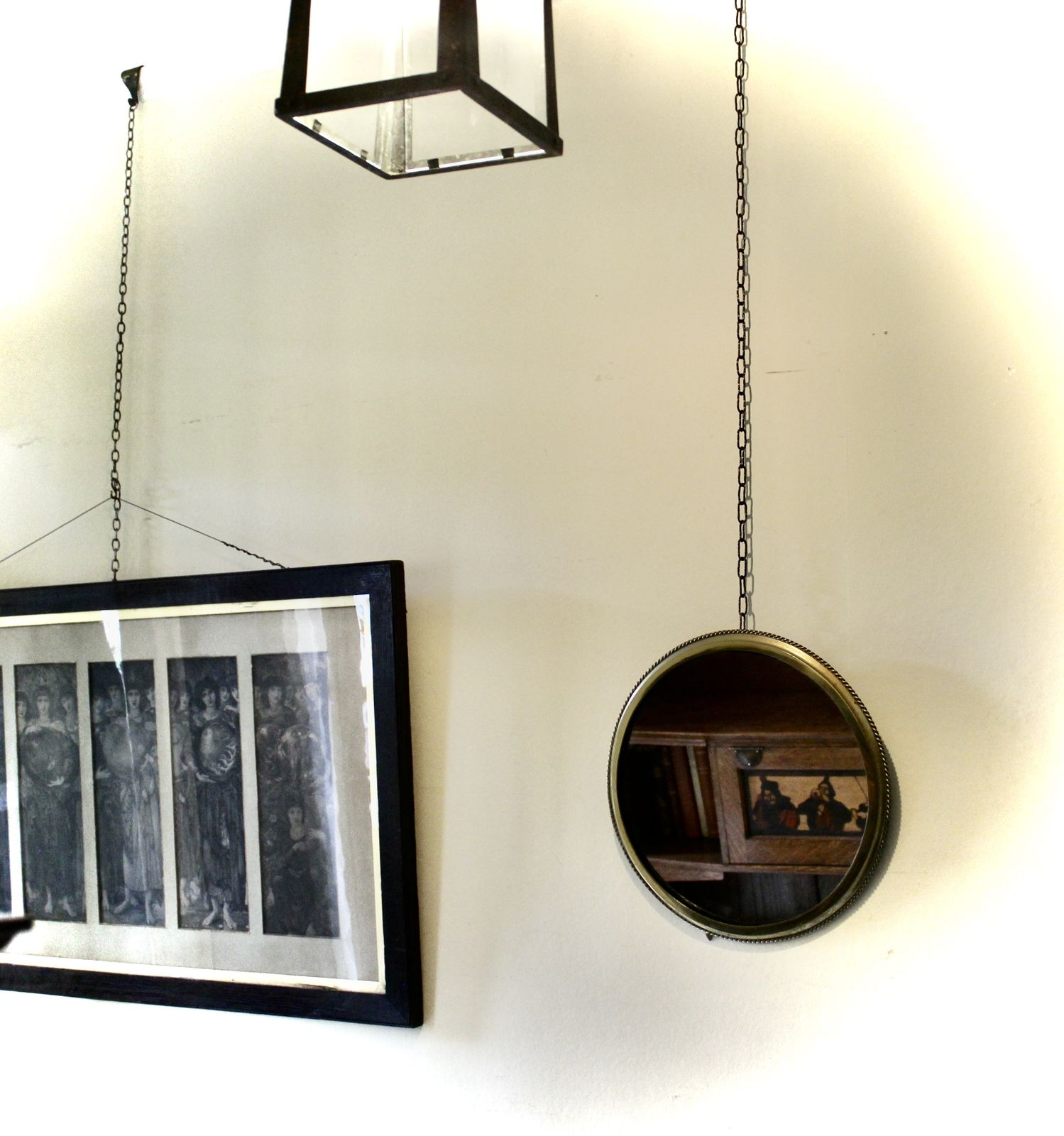 Circular Brass Ribbed Wall Mirror. photo Home Decor