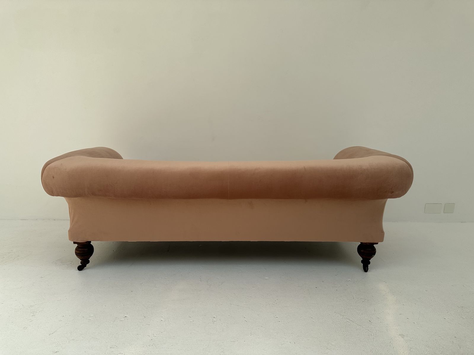 photo buy Victorian Chesterfield Style Sofa 3 Seater Upholstered In Pink Velvet