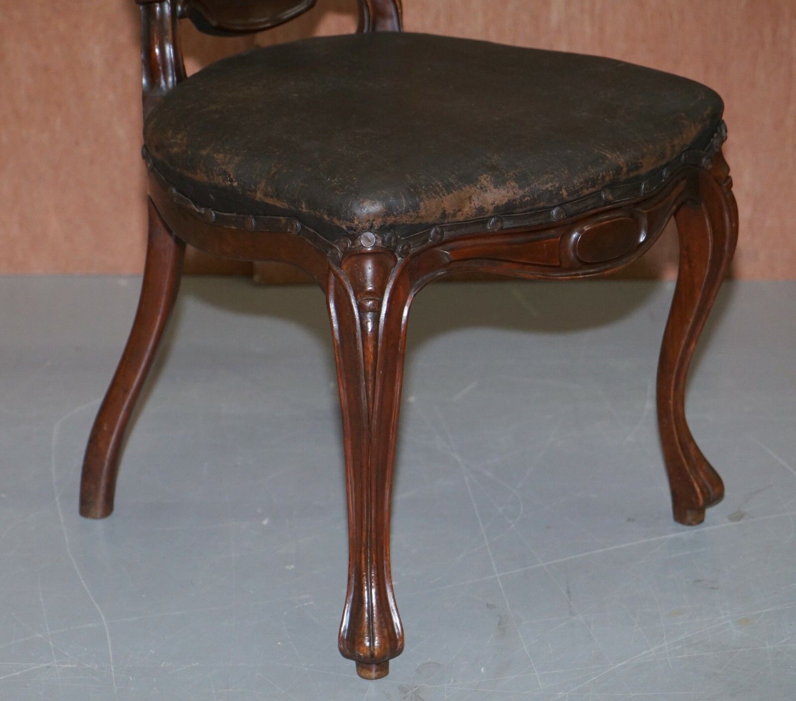 photo furniture Suite Of Six Victorian Hand Carved Mahogany Spoon Medallion Back Dining Chairs 6