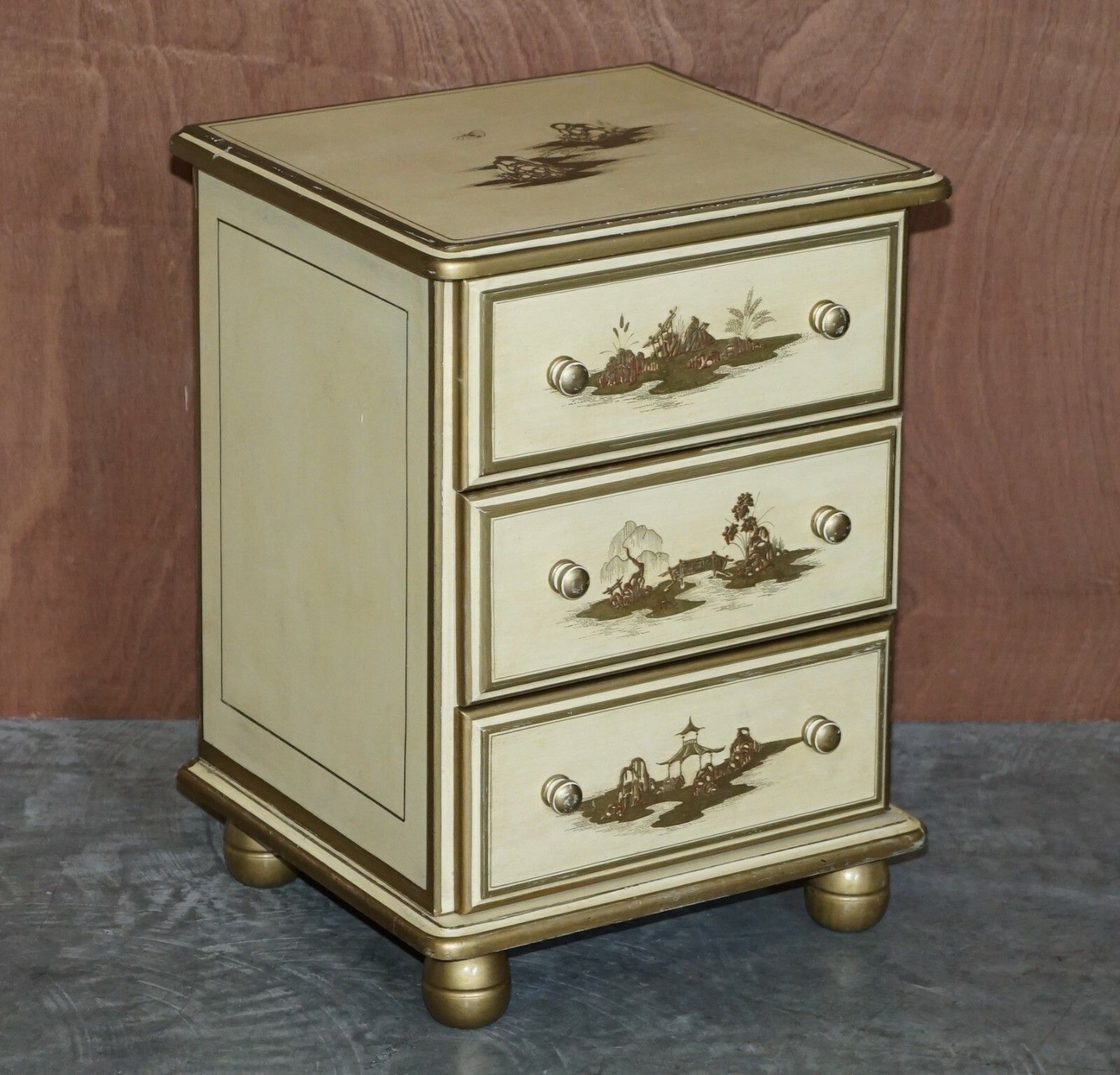 photo furniture Pair Of Vintage Oriental Chinese Cream & Gold Leaf Painted Bedside Table Drawers