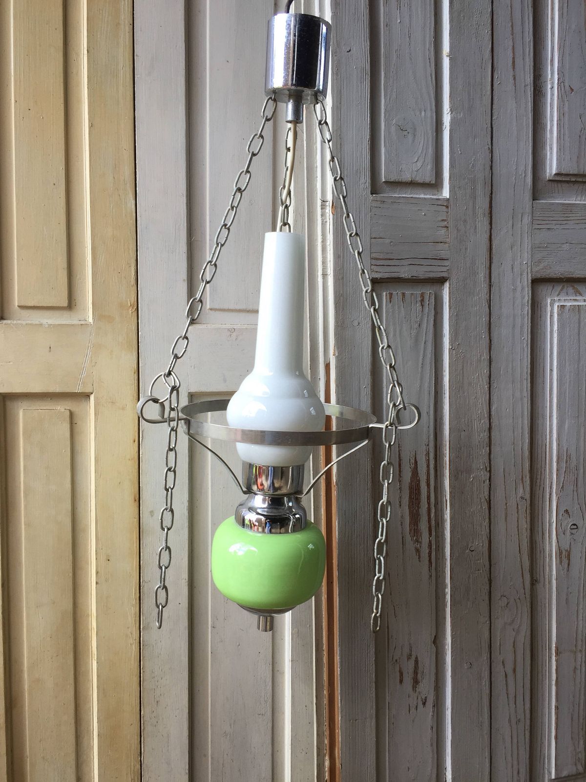 Eye Catching Pendant 60s Lighting Lamp With Glass White/Green Accents With Chsin Fittings
