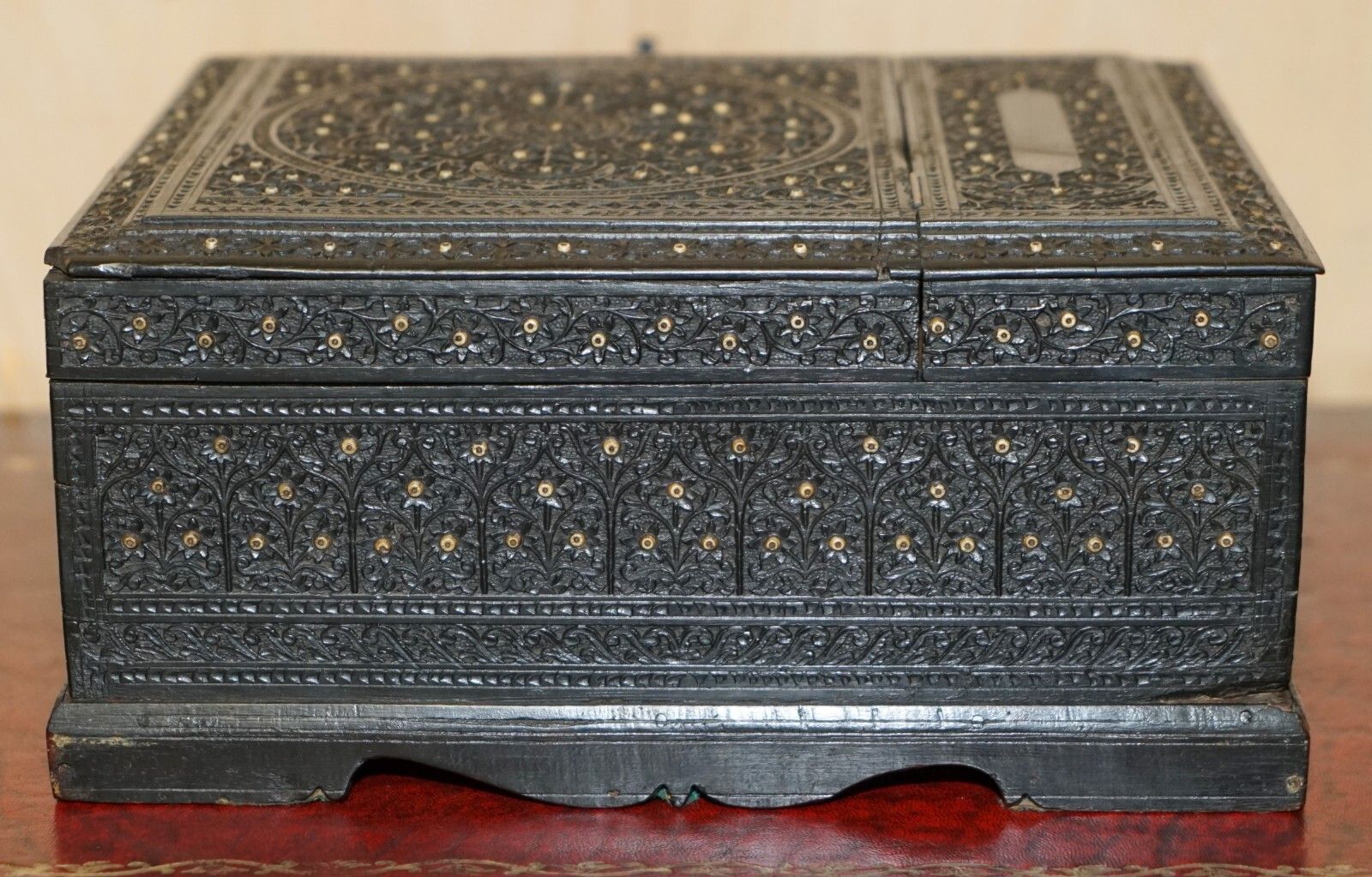 photo vinterior Antique Circa 1880 Burmese Hand Carved Sewing Box With The Original Contents