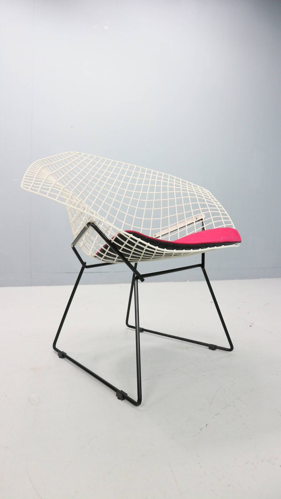 photo vintage Diamond Chair By Harry Bertoia In White & Black Metal And New Seating 1960s