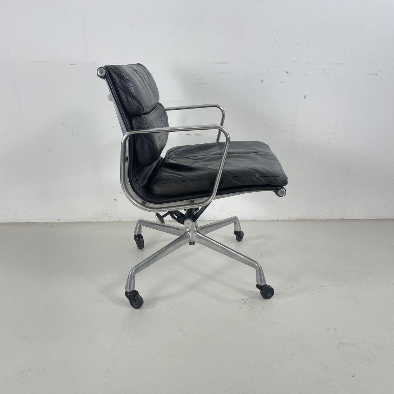 Eames Black Leather Soft Pad Group Chair photo vintage