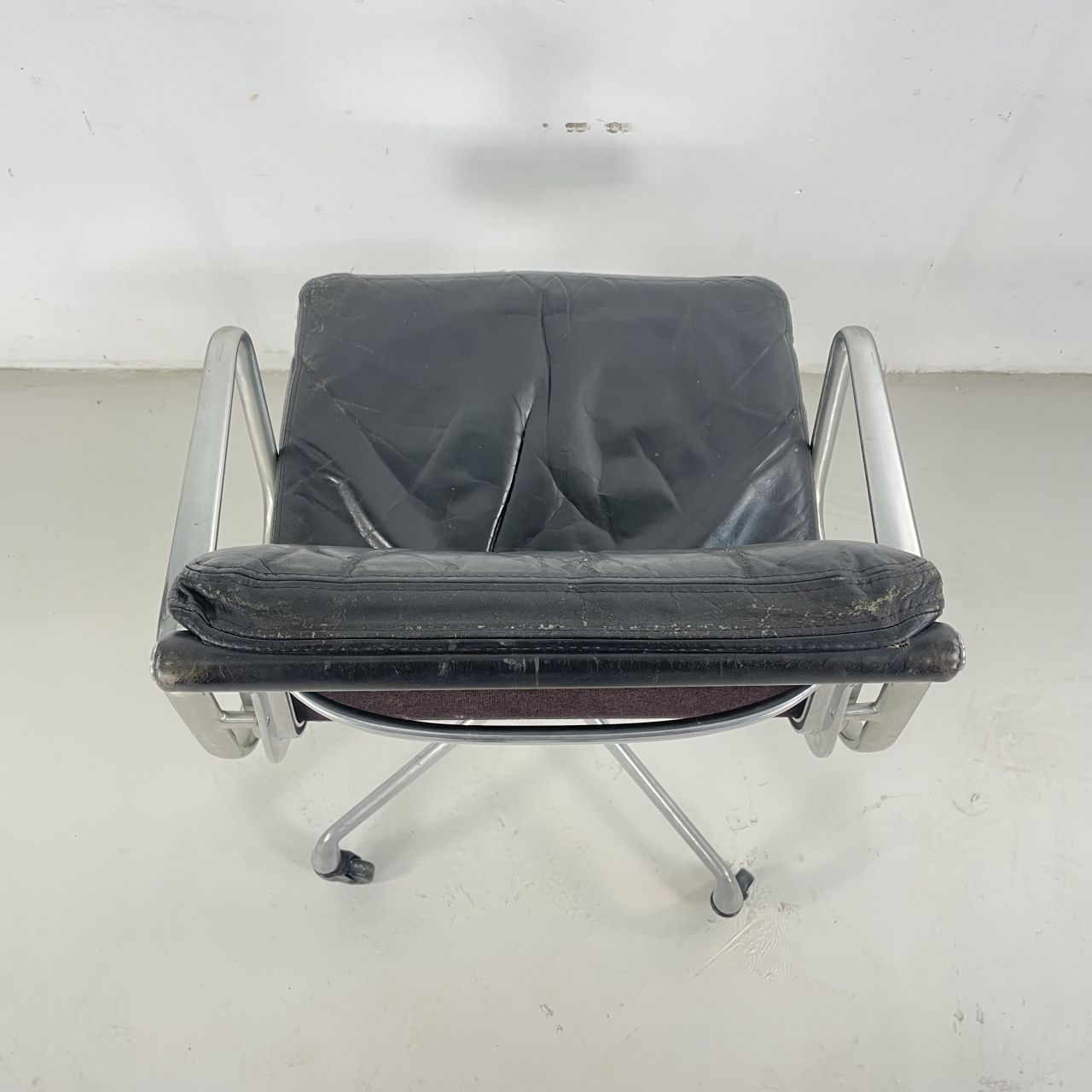 photo furniture Eames Black Leather Soft Pad Group Chair