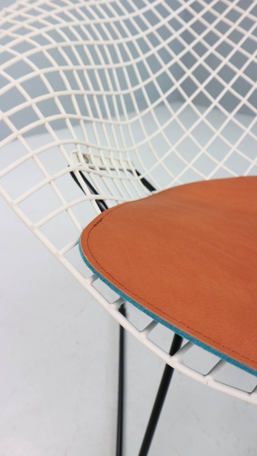 Diamond Chair By Harry Bertoia In White & Black Metal And New Leather Seati photo Furniture